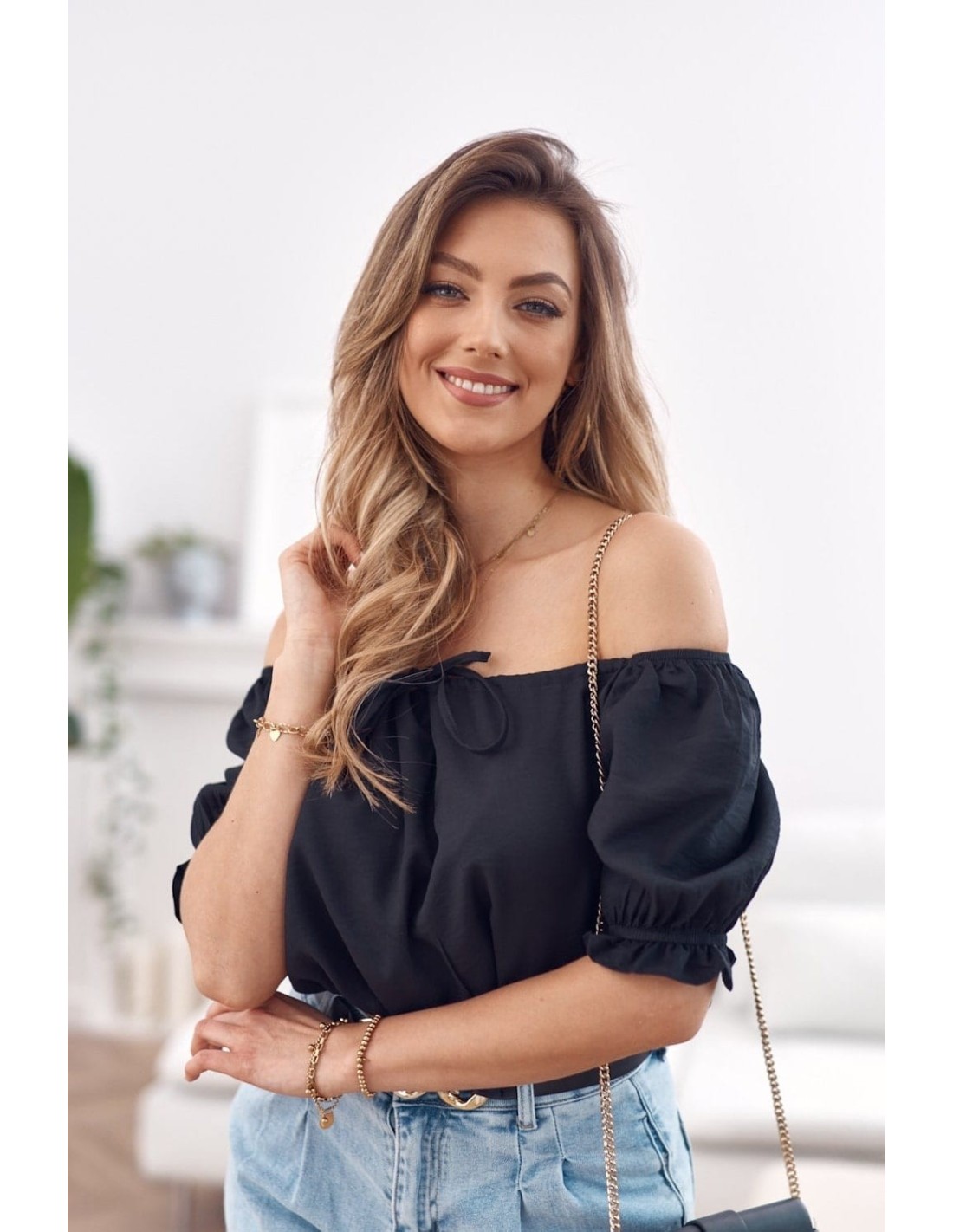 Kurze Bluse mit Rüschenausschnitt, schwarz MP29435 – Online-Shop – Boutique